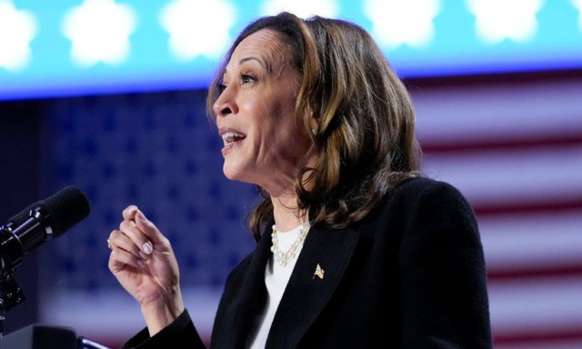 Την «πάτησε» η Χάρις: Έκανε πως μιλάει με ψηφοφόρο της, αλλά είχε ανοιχτή την κάμερα του κινητού