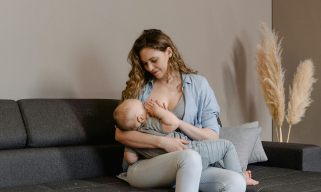 Ο ΕΕΣ εξηγεί στο Newsbomb.gr τη δύναμη του μητρικού θηλασμού και τα οφέλη της υγείας
