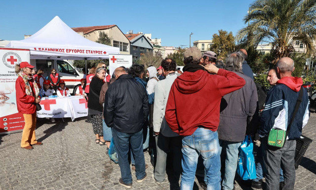 Ελληνικός Ερυθρός Σταυρός: Ενίσχυσε τους αστέγους στο κέντρο της Αθήνας