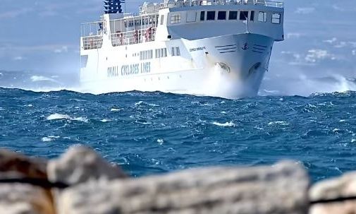 Εντυπωσιακά πλάνα από το «χορευτικό» του Σκοπελίτη με τα κύματα