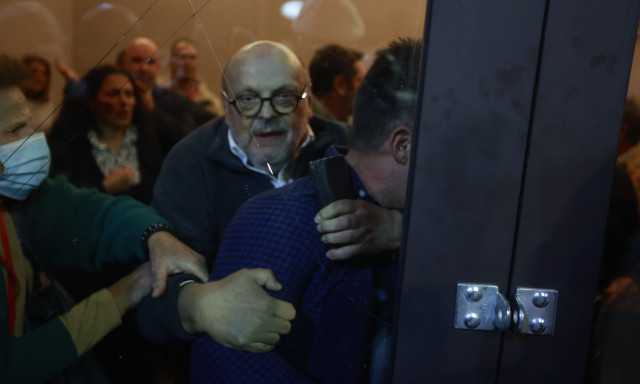 ΣΥΡΙΖΑ: «Ηφαίστειο» το συνέδριο - Επεισόδια με Γκλέτσο και Αντώναρο - Σπρωξίματα και λιποθυμίες