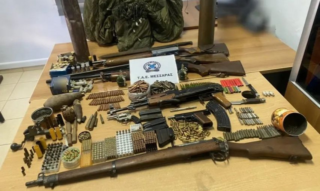 Κρήτη: Βρέθηκε «οπλοστάσιο» σε σπίτι 70χρονου στο Ηράκλειο - Είχε μέχρι και αλεξίπτωτο