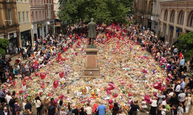 Βρετανία: Παρουσιαστής αποζημειώνει επιζώντες από την επίθεση στη συναυλία της Αριάνα Γκράντε