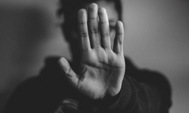 Ηράκλειο: Άγριος ξυλοδαρμός μαθητή από γονέα έξω από σχολείο του για ασήμαντη αφορμή