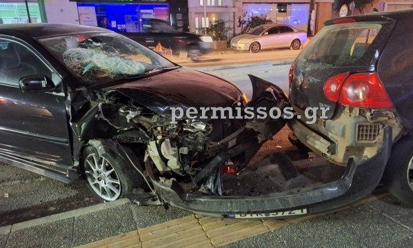 Λιβαδειά: Αυτοκίνητο έπεσε πάνω σε τρία σταθμευμένα οχήματα στο κέντρο της Αλιάρτου