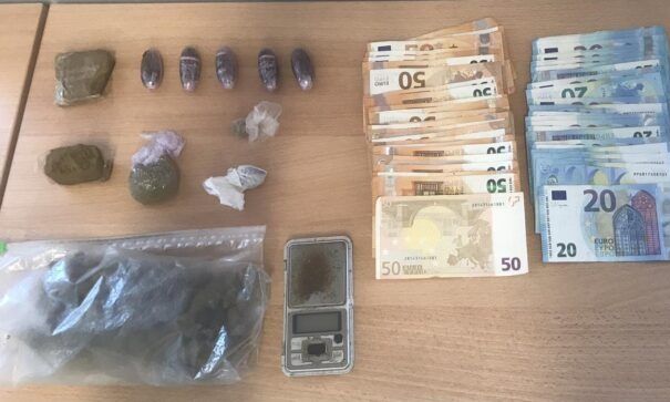 Eλευσίνα: Δύο συλλήψεις και παραπομπή στον Εισαγγελέα για διακίνηση ναρκωτικών