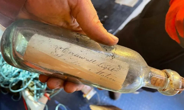 Σκωτία: Κρυμμένο μήνυμα σε μπουκάλι βρέθηκε σε τοίχο φάρου μετά από 132 χρόνια