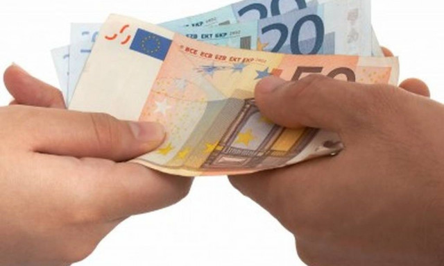 Αλμυρός Βόλου: Τους έδωσε σε σακούλα 2.500 ευρώ για δήθεν τροχαίο