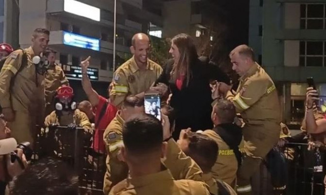 Κωνσταντοπούλου: Καλεί πυροσβέστες για... ακτιβισμό στα θεωρεία της Βουλής