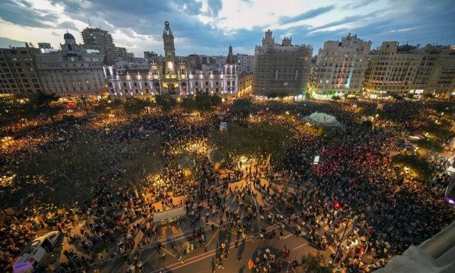 Ισπανία: Χιλιάδες διαδηλωτές έκαναν πορεία για να καταγγείλουν τη διαχείριση των πλημμυρών