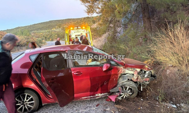 Λαμία: Τροχαίο για οικογένεια με μωρό - Δύο ασθενοφόρα μετέφεραν τους τραυματίες στο Νοσοκομείο