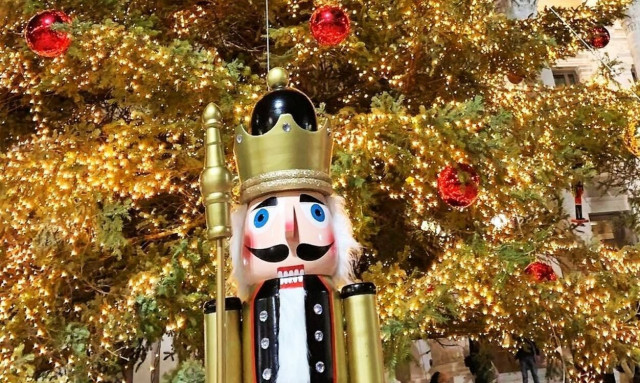 «Μύρισε» Χριστούγεννα και η Αθήνα αρχίζει να φορά τα γιορτινά της