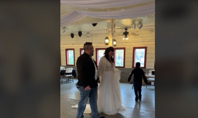 Η σπαρακτική εξομολόγηση μιας νύφης - Δεν πήγε κανείς στον γάμο της [vid]