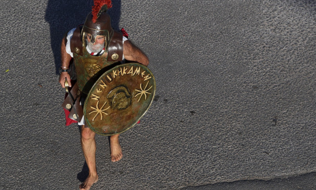 Μαραθώνιος Αθήνας 2024: Άνδρας εμφανίστηκε ντυμένος με στολή αρχαίου Έλληνα