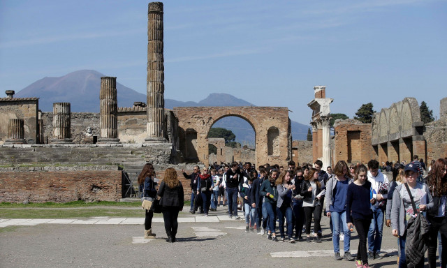 Πομπηία: Περιορίζει σε 20.000 την ημέρα τους τουρίστες για προστασία