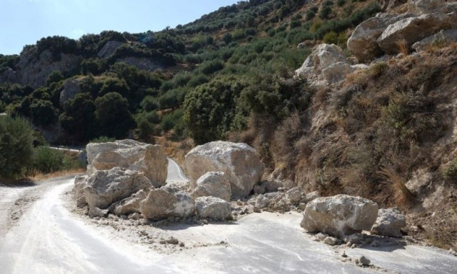 Ρέθυμνο: «Τα βράχια στην Σκαλέτα κρέμονται πάνω από τα κεφάλια μας – Κάντε κάτι πριν να είναι αργά!»