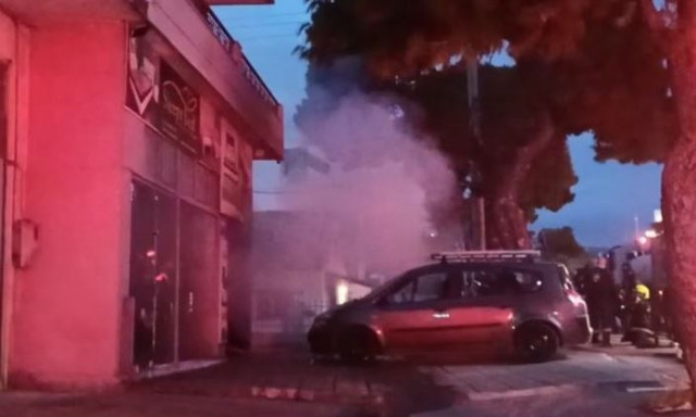 Υπό έλεγχο η φωτιά σε κατάστημα στο Μενίδι - Εκκενώθηκε εγκαίρως (vid)