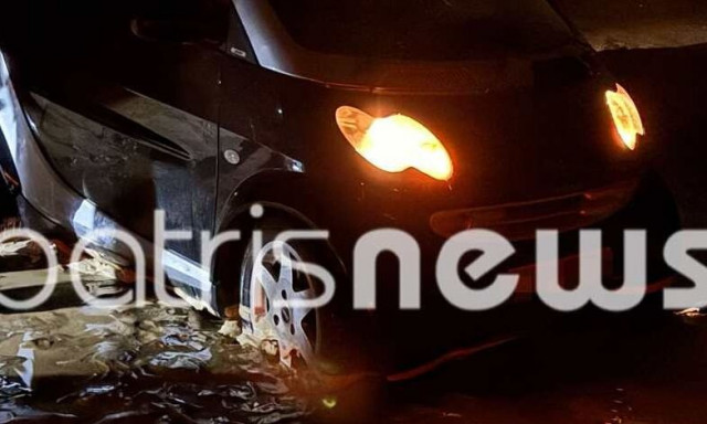 Πύργος: Αυτοκίνητο κόλλησε στις λάσπες προσπαθώντας να διασχίσει τον δρόμο