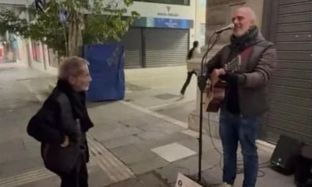 Ο υπέροχος Σταύρος Ξαρχάκος: Συγκινεί η αγκαλιά του σε πλανόδιο μουσικό - Το βίντεο που έγινε viral
