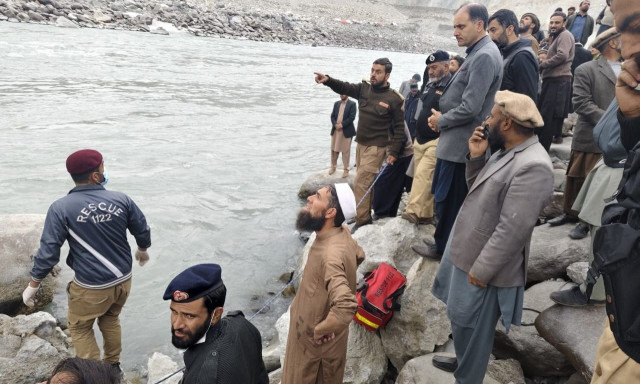 Πακιστάν: Τουλάχιστον 16 νεκροί από την πτώση λεωφορείου σε ποτάμι