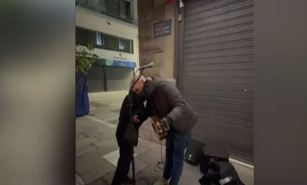 Σταύρος Ξαρχάκος: Συγκινεί η αγκαλιά του σε πλανόδιο μουσικό