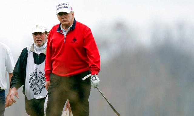 O πρόεδρος της Νότιας Κορέας κάνει εντατικά μαθήματα γκολφ... για να παίζει με τον Τραμπ