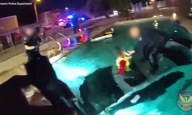 ΗΠΑ: Συγκλονιστικό βίντεο διάσωσης άντρα - Το αυτοκίνητο του βυθίστηκε σε πισίνα και εγκλωβίστηκε