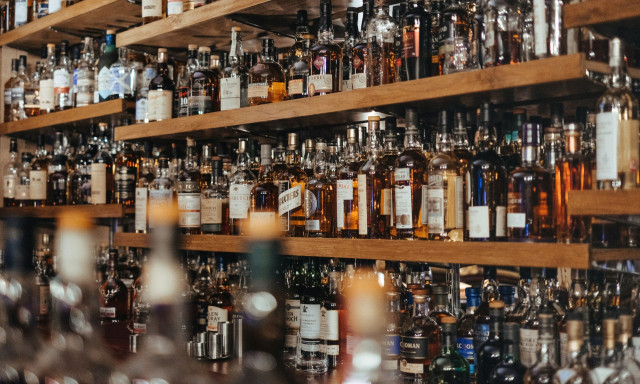 Η στρατηγική που βοηθά στη μείωση της κατανάλωσης αλκοόλ