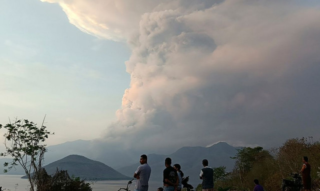 «Ξύπνησε» το ηφαίστειο στο Μπαλί : Εκτοξεύει τέφρα σε ύψος 9 χιλιομέτρων, ακυρώσεις πτήσεων