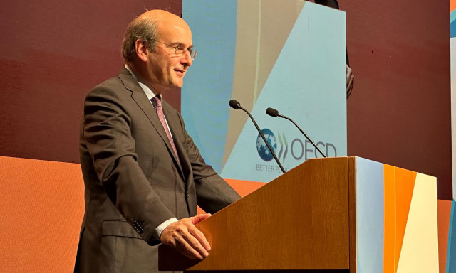 Χατζηδάκης: Πώς καταφέραμε να έχουμε περισσότερα έσοδα με χαμηλότερους φόρους