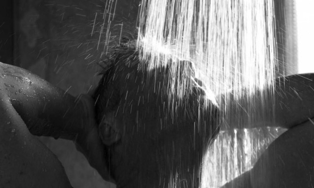 Είναι το ζεστό ντους κακό για το δέρμα και τα μαλλιά σας; Τι αποκαλύπτει έρευνα