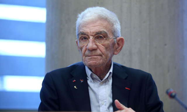 Γιάννης Μπουτάρης: Το δημοτικό συμβούλιο Θεσσαλονίκης άφησε εννέα λευκά τριαντάφυλλα στη θέση του