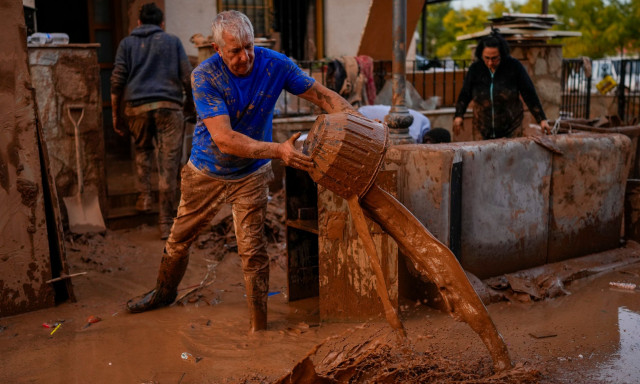 Ισπανία: Κόκκινος συναγερμός για νέες πλημμύρες - Η Βαλένθια οχυρώνεται