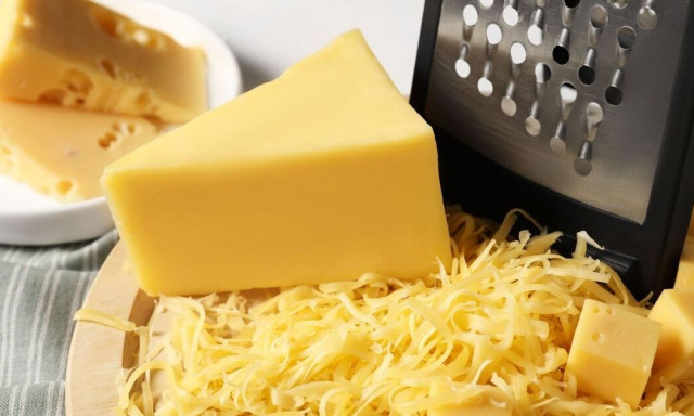 Αυτό είναι το διαχρονικό λάθος που κάνουμε στο τρίψιμο του τυριού