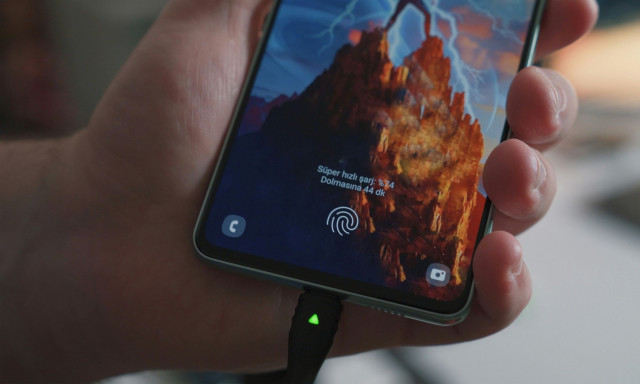 Ο σωστός τρόπος φόρτισης του κινητού: Συνδέουμε τον φορτιστή με το τηλέφωνο ή την πρίζα