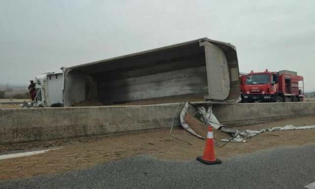 Σέρρες: Ανατροπή νταλίκας στην Εγνατία - Βαριά τραυματισμένος ο οδηγός