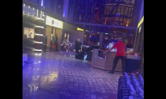 Τρομακτικό βίντεο δείχνει κρουαζιερόπλοιο να παίρνει κλίση 45 μοιρών κατά την διάρκεια καταιγίδας