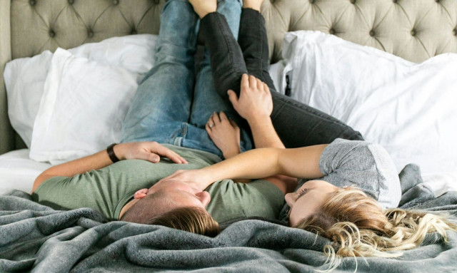 Μπερδεμένο ερωτικό «γαϊτανάκι»: Περισσότεροι σύντροφοι, λιγότερες περιπτύξεις – Αποκαλυπτική έρευνα