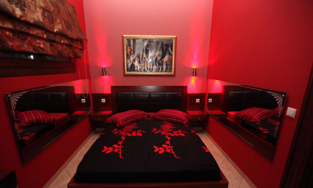 Έφοδος σε... σφραγισμένους οίκους ανοχής - Με βιτρίνα «μασάζ» λειτουργούσε ο ένας χώρος