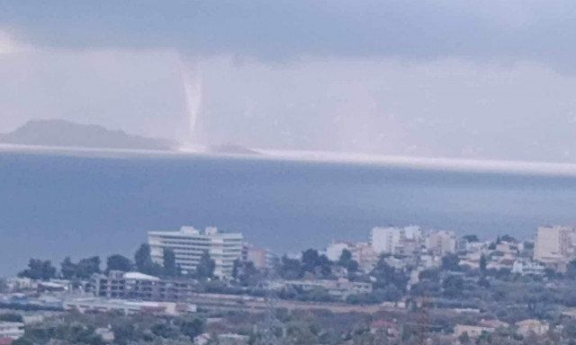 Καιρός: Εντυπωσιακές εικόνες από τους Αγίους Θεοδώρους -Υδροστρόβιλος εμφανίστηκε στον Σαρωνικό