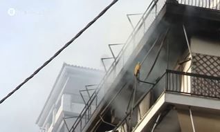 Φωτιά σε διαμέρισμα στον Πειραιά - Πολίτης εγκλωβίστηκε στην ταράτσα