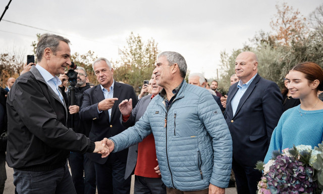 Σε φυτώριο στο Καπανδρίτι ο Μητσοτάκης - Μίλησε με αγρότες για τις προκλήσεις τους (φωτ.)