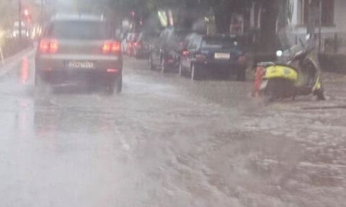 Κακοκαιρία Alexandros: Ποτάμια οι δρόμοι των Ιωαννίνων - Σκέπασαν τα φρεάτια φύλλα και φερτά υλικά