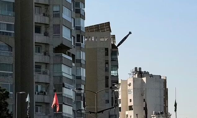 Λίβανος: Καρέ καρέ  - Ισραηλινή ρουκέτα ισοπεδώνει πολυκατοικία στη Βηρυτό