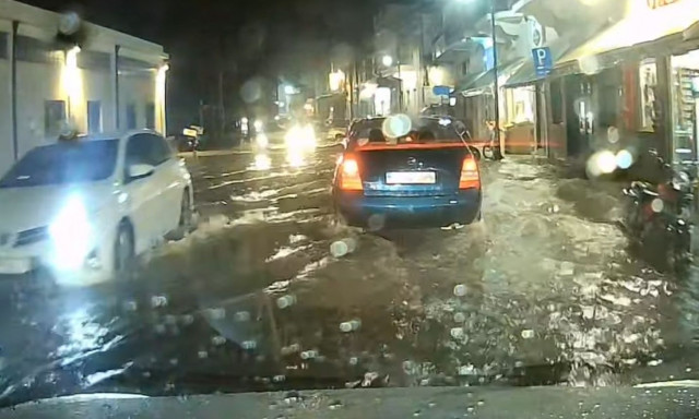 Κακοκαιρία Alexandros - Σύρος: Καταρρακτώδης νεροποντή - Πλημμύρισαν δρόμοι στην Ερμούπολη