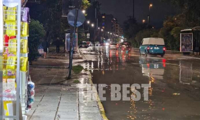 Κακοκαιρία Alexandros - Πάτρα: Με τις σκούπες στα χέρια καθαρίζουν τα φρεάτια - Πλημμύρισαν δρόμοι