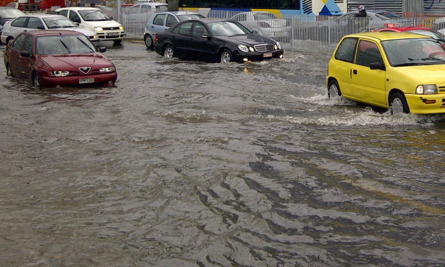 «Πνίγηκε» το Μικρολίμανο με 15 λεπτά βροχή - Συναγερμός ενόψει μεγάλης κακοκαιρίας