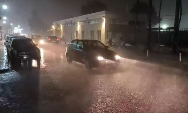 Κακοκαιρία Alexandros: Σε εξέλιξη δυνατή βροχόπτωση στη Σύρο - Πλημμυρισμένοι οι δρόμοι