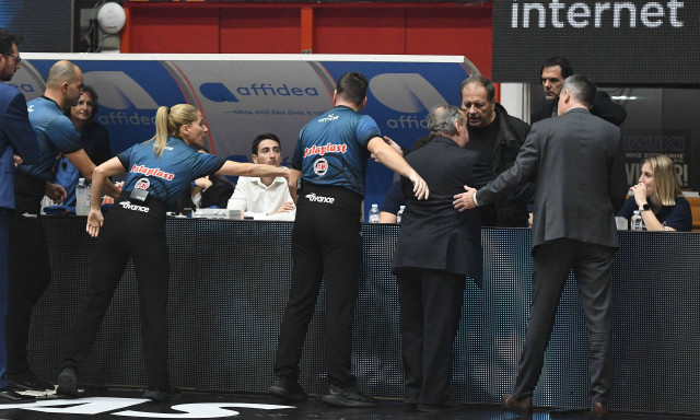 Χαμός στο Προμηθέας – ΑΕΚ: Διακοπές αγώνα, απομάκρυνση ανθρώπων της Ένωσης και μηνύσεις