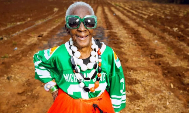 Η γιαγιά από τη Ζάμπια που κάνει «θραύση» στο Instagram με τις στυλιστικές της επιλογές